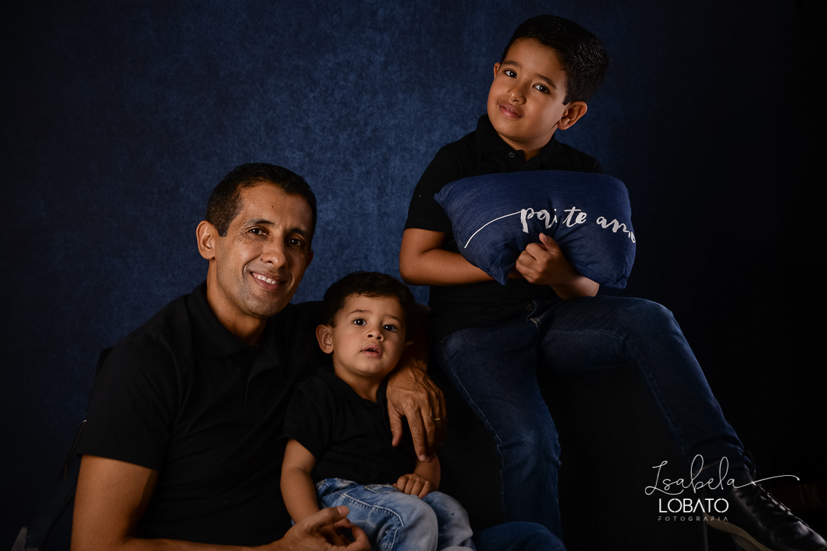 mini-sessao-fotografica-do-dia-dos-pais-2020-amor-de-pai-mundo-azul-tal-pai-tal-filho-roupa-pai-e-filho-pais&filho-foto-do-dia-dos-pais-2020-fotografa-em-barbacena-isabela-lobato-fotografia-ensaio-fotografico-do-dia-dos-pais-estudio-fotografico-em-barbace