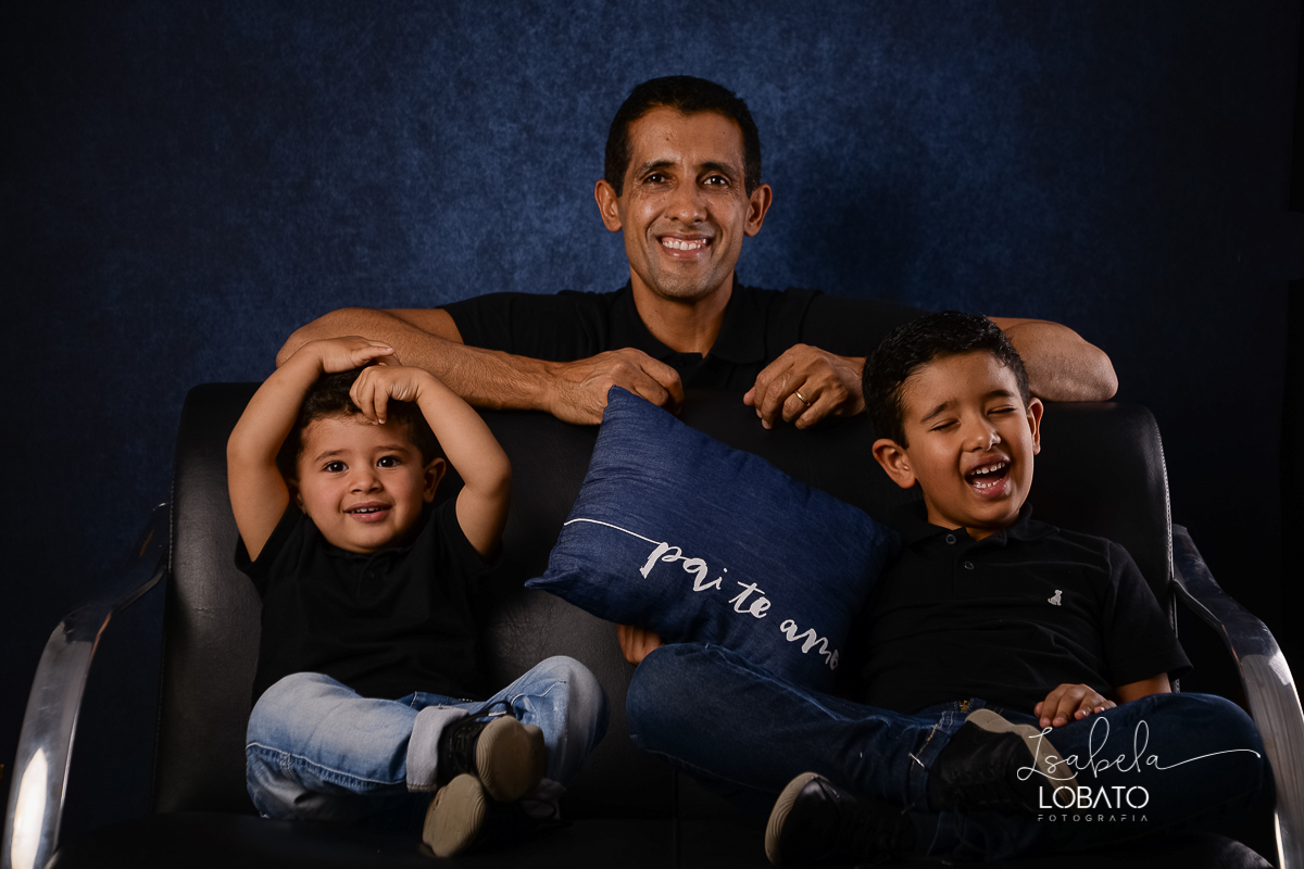 mini-sessao-fotografica-do-dia-dos-pais-2020-amor-de-pai-mundo-azul-tal-pai-tal-filho-roupa-pai-e-filho-pais&filho-foto-do-dia-dos-pais-2020-fotografa-em-barbacena-isabela-lobato-fotografia-ensaio-fotografico-do-dia-dos-pais-estudio-fotografico-em-barbace