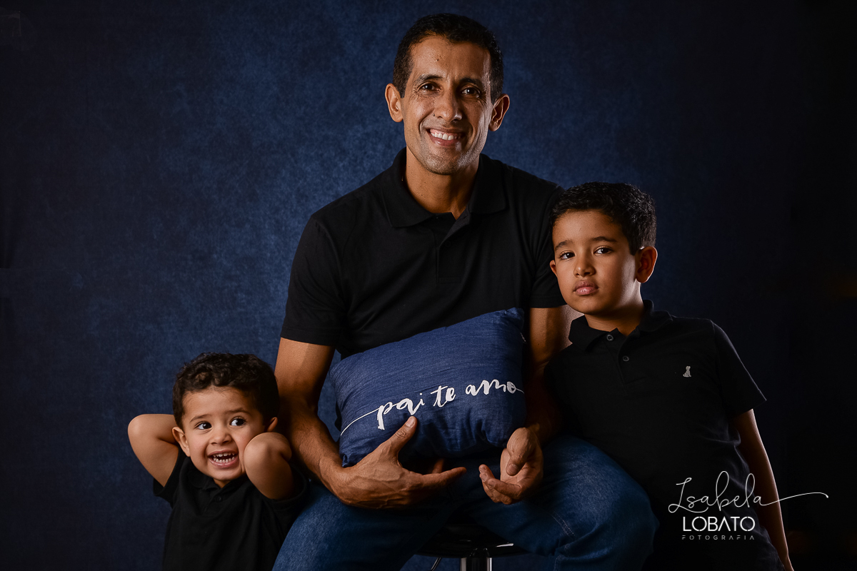 mini-sessao-fotografica-do-dia-dos-pais-2020-amor-de-pai-mundo-azul-tal-pai-tal-filho-roupa-pai-e-filho-pais&filho-foto-do-dia-dos-pais-2020-fotografa-em-barbacena-isabela-lobato-fotografia-ensaio-fotografico-do-dia-dos-pais-estudio-fotografico-em-barbace
