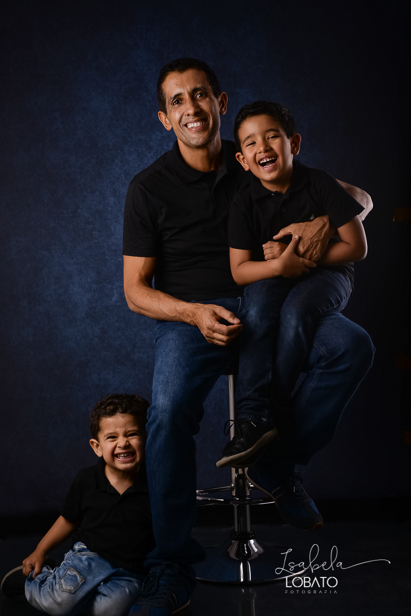 mini-sessao-fotografica-do-dia-dos-pais-2020-amor-de-pai-mundo-azul-tal-pai-tal-filho-roupa-pai-e-filho-pais&filho-foto-do-dia-dos-pais-2020-fotografa-em-barbacena-isabela-lobato-fotografia-ensaio-fotografico-do-dia-dos-pais-estudio-fotografico-em-barbace