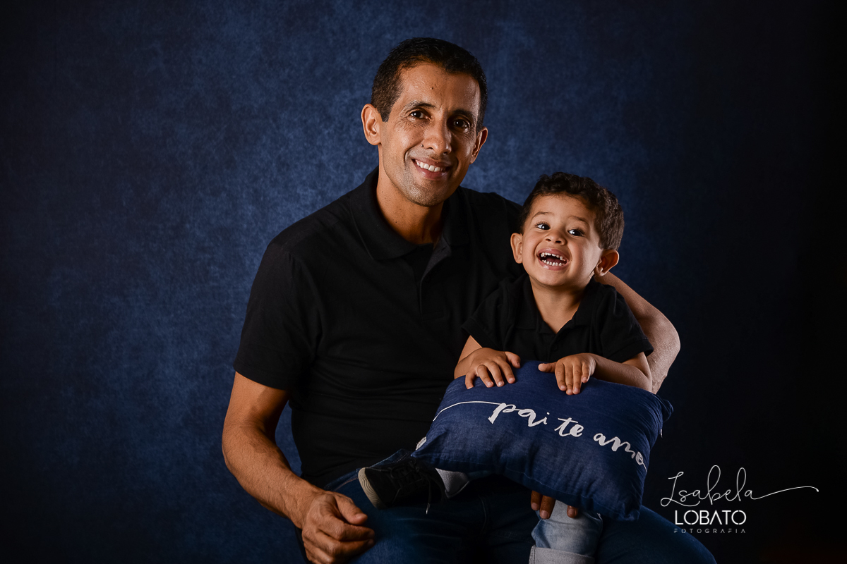 mini-sessao-fotografica-do-dia-dos-pais-2020-amor-de-pai-mundo-azul-tal-pai-tal-filho-roupa-pai-e-filho-pais&filho-foto-do-dia-dos-pais-2020-fotografa-em-barbacena-isabela-lobato-fotografia-ensaio-fotografico-do-dia-dos-pais-estudio-fotografico-em-barbace