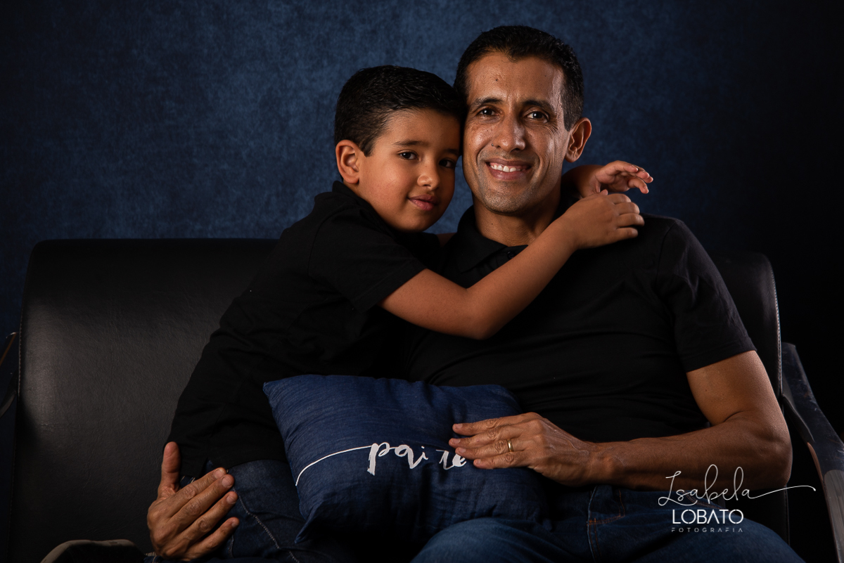 mini-sessao-fotografica-do-dia-dos-pais-2020-amor-de-pai-mundo-azul-tal-pai-tal-filho-roupa-pai-e-filho-pais&filho-foto-do-dia-dos-pais-2020-fotografa-em-barbacena-isabela-lobato-fotografia-ensaio-fotografico-do-dia-dos-pais-estudio-fotografico-em-barbace