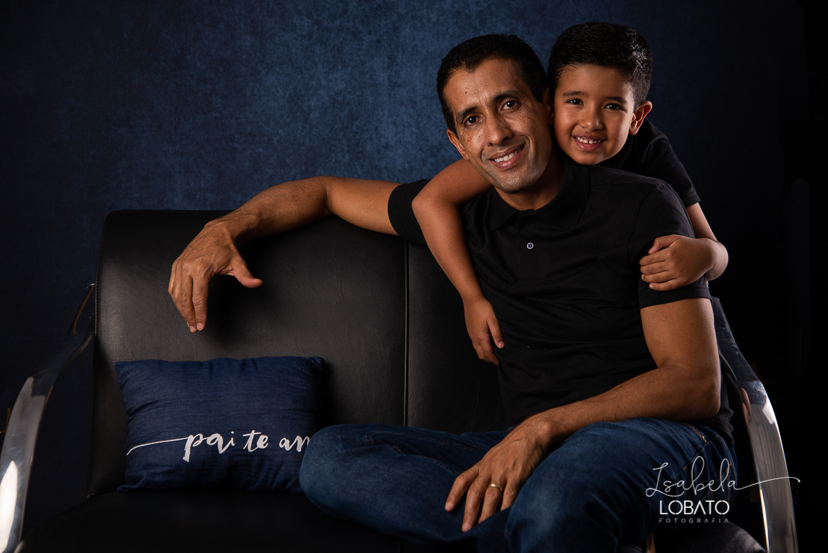 mini-sessao-fotografica-do-dia-dos-pais-2020-amor-de-pai-mundo-azul-tal-pai-tal-filho-roupa-pai-e-filho-pais&filho-foto-do-dia-dos-pais-2020-fotografa-em-barbacena-isabela-lobato-fotografia-ensaio-fotografico-do-dia-dos-pais-estudio-fotografico-em-barbace