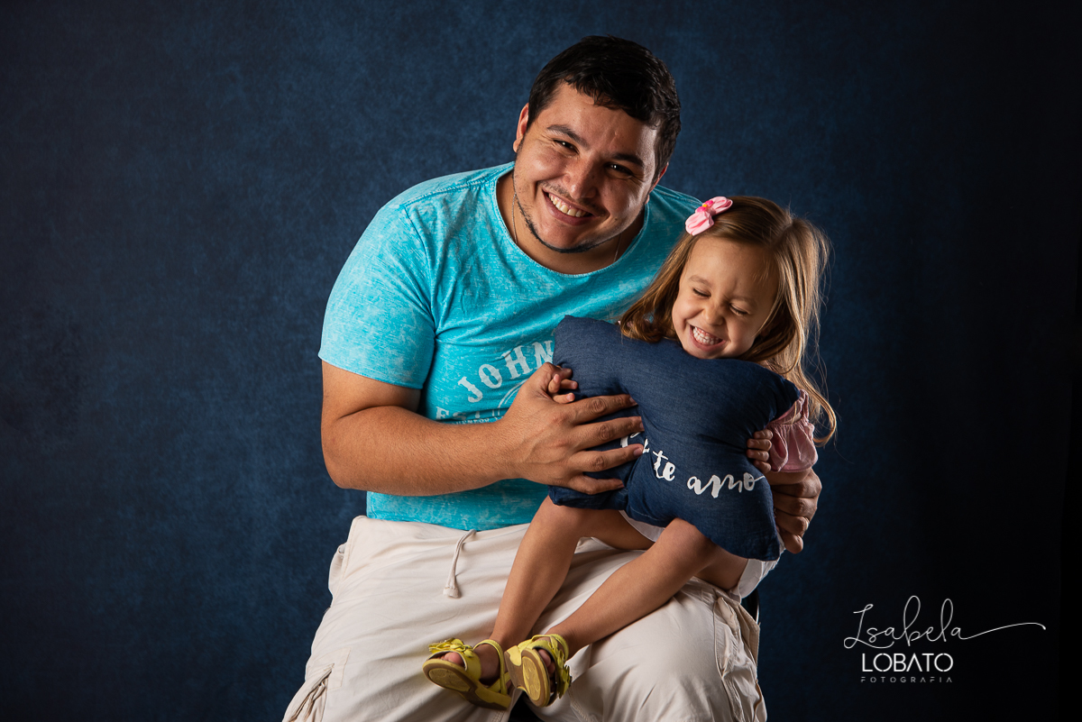 mini-sessao-fotografica-do-dia-dos-pais-2020-amor-de-pai-mundo-azul-tal-pai-tal-filho-roupa-pai-e-filho-pais&filho-foto-do-dia-dos-pais-2020-fotografa-em-barbacena-isabela-lobato-fotografia-ensaio-fotografico-do-dia-dos-pais-estudio-fotografico-barbacena