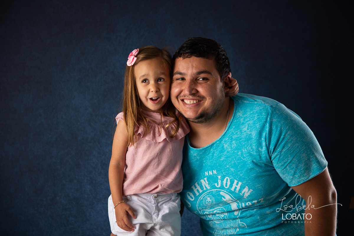mini-sessao-fotografica-do-dia-dos-pais-2020-amor-de-pai-mundo-azul-tal-pai-tal-filho-roupa-pai-e-filho-pais&filho-foto-do-dia-dos-pais-2020-fotografa-em-barbacena-isabela-lobato-fotografia-ensaio-fotografico-do-dia-dos-pais-estudio-fotografico-barbacena