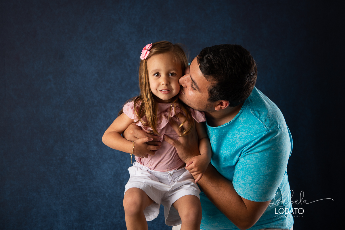 mini-sessao-fotografica-do-dia-dos-pais-2020-amor-de-pai-mundo-azul-tal-pai-tal-filho-roupa-pai-e-filho-pais&filho-foto-do-dia-dos-pais-2020-fotografa-em-barbacena-isabela-lobato-fotografia-ensaio-fotografico-do-dia-dos-pais-estudio-fotografico-barbacena