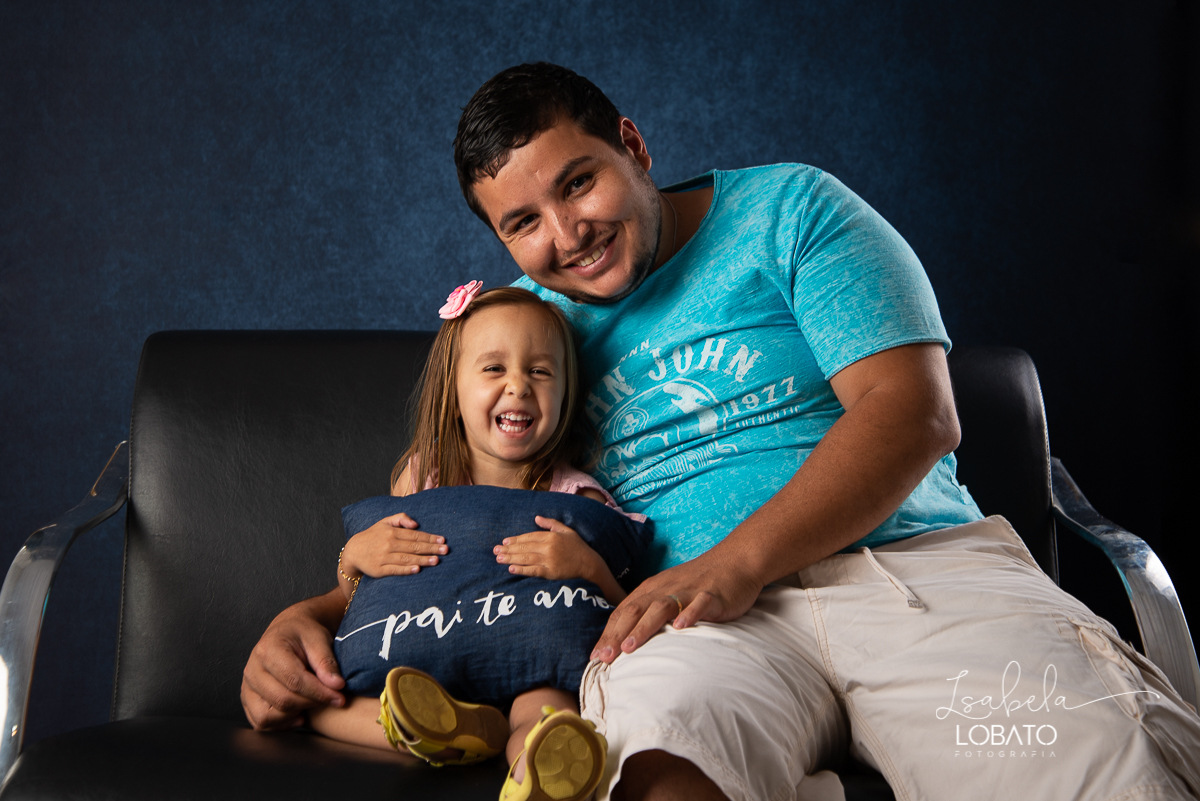 mini-sessao-fotografica-do-dia-dos-pais-2020-amor-de-pai-mundo-azul-tal-pai-tal-filho-roupa-pai-e-filho-pais&filho-foto-do-dia-dos-pais-2020-fotografa-em-barbacena-isabela-lobato-fotografia-ensaio-fotografico-do-dia-dos-pais-estudio-fotografico-barbacena