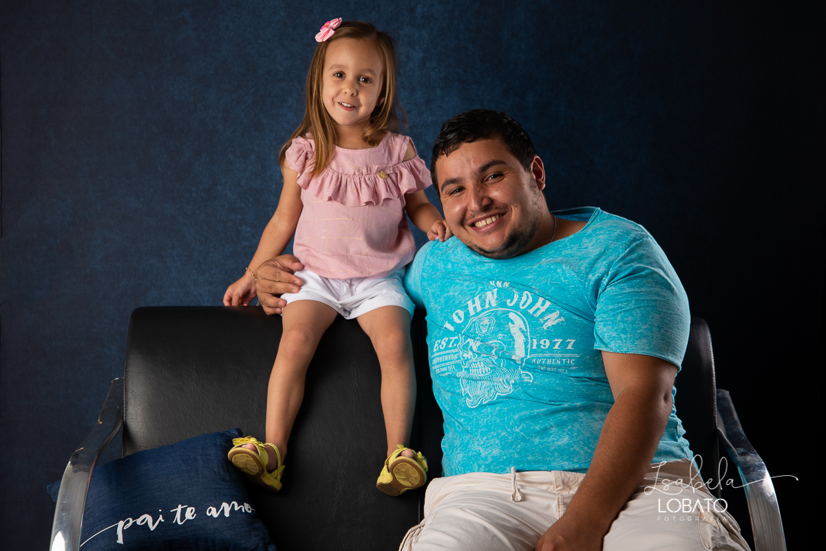 mini-sessao-fotografica-do-dia-dos-pais-2020-amor-de-pai-mundo-azul-tal-pai-tal-filho-roupa-pai-e-filho-pais&filho-foto-do-dia-dos-pais-2020-fotografa-em-barbacena-isabela-lobato-fotografia-ensaio-fotografico-do-dia-dos-pais-estudio-fotografico-barbacena