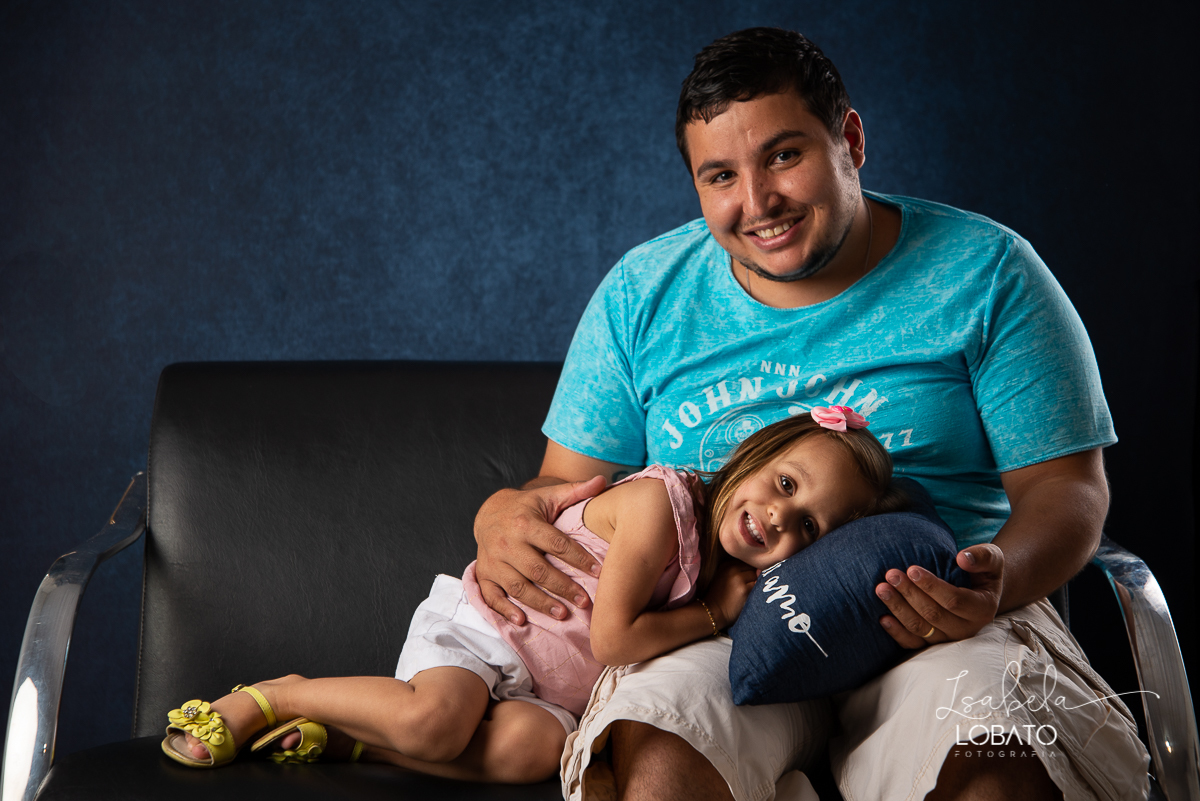 mini-sessao-fotografica-do-dia-dos-pais-2020-amor-de-pai-mundo-azul-tal-pai-tal-filho-roupa-pai-e-filho-pais&filho-foto-do-dia-dos-pais-2020-fotografa-em-barbacena-isabela-lobato-fotografia-ensaio-fotografico-do-dia-dos-pais-estudio-fotografico-barbacena