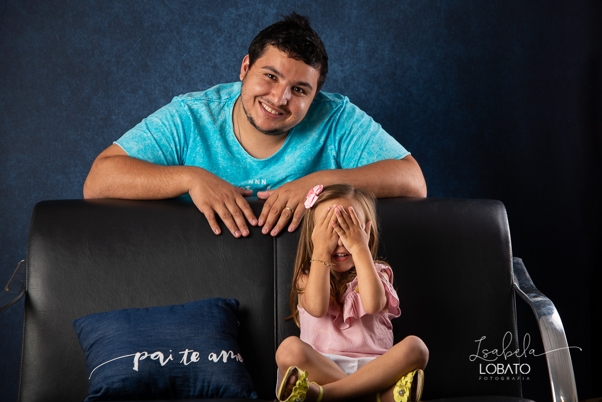mini-sessao-fotografica-do-dia-dos-pais-2020-amor-de-pai-mundo-azul-tal-pai-tal-filho-roupa-pai-e-filho-pais&filho-foto-do-dia-dos-pais-2020-fotografa-em-barbacena-isabela-lobato-fotografia-ensaio-fotografico-do-dia-dos-pais-estudio-fotografico-barbacena