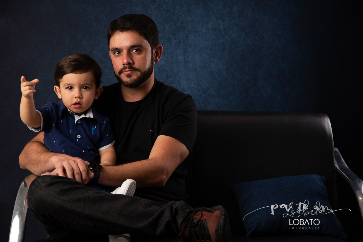 mini-sessao-fotografica-do-dia-dos-pais-2020-amor-de-pai-mundo-azul-tal-pai-tal-filho-roupa-pai-e-filho-pais&filho-foto-do-dia-dos-pais-2020-fotografa-em-barbacena-isabela-lobato-fotografia-ensaio-fotografico-do-dia-dos-pais-estudio-fotografico-barbacena