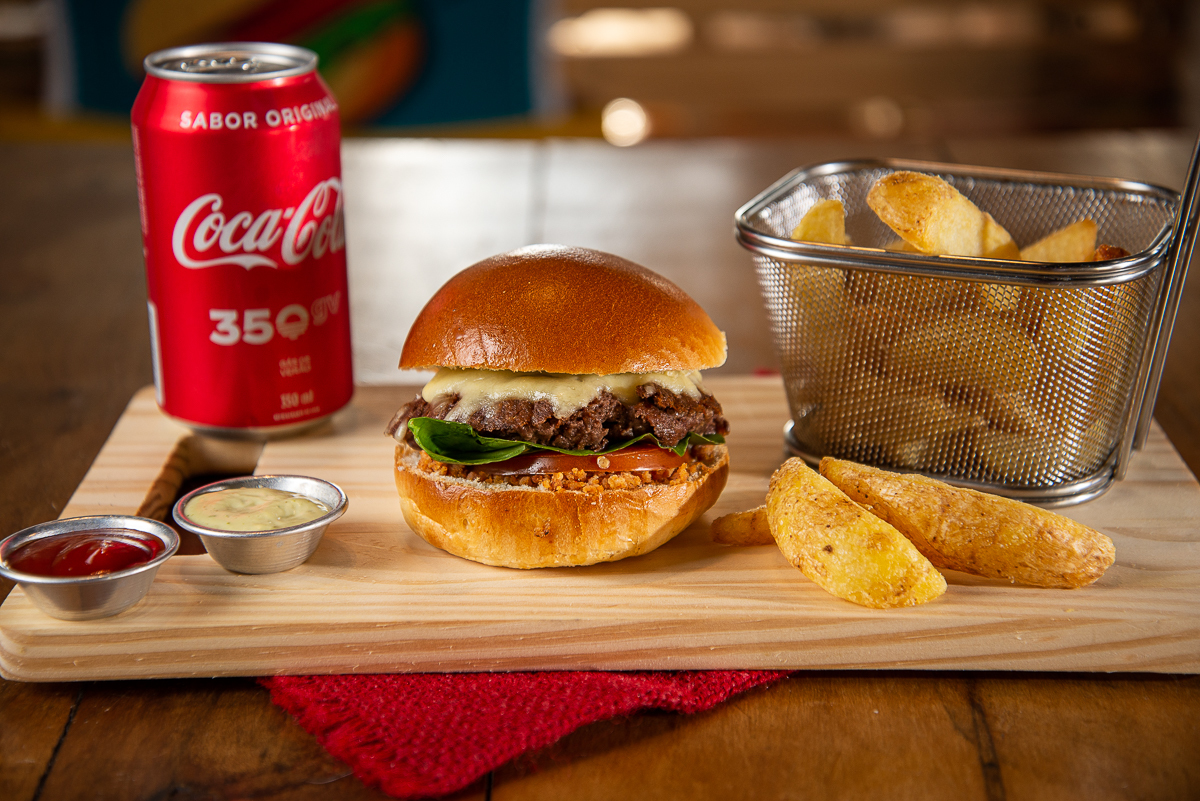 chimbica-burguer-barbacena-lanchonete-movel-melhor-hamburguer-artesanal-barbacena-burguer-picanha-rucula-fotografia-de-hamburguer-artesanal-fotografa-de-alimentos-mkt-marketing-de-alimentos-marketing-digital-foto-hamburguer-foto-de-comida-isabela-lobato