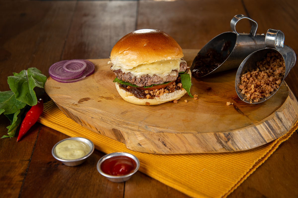 chimbica-burguer-barbacena-lanchonete-movel-melhor-hamburguer-artesanal-barbacena-burguer-picanha-rucula-fotografia-de-hamburguer-artesanal-fotografa-de-alimentos-mkt-marketing-de-alimentos-marketing-digital-foto-hamburguer-foto-de-comida-isabela-lobato
