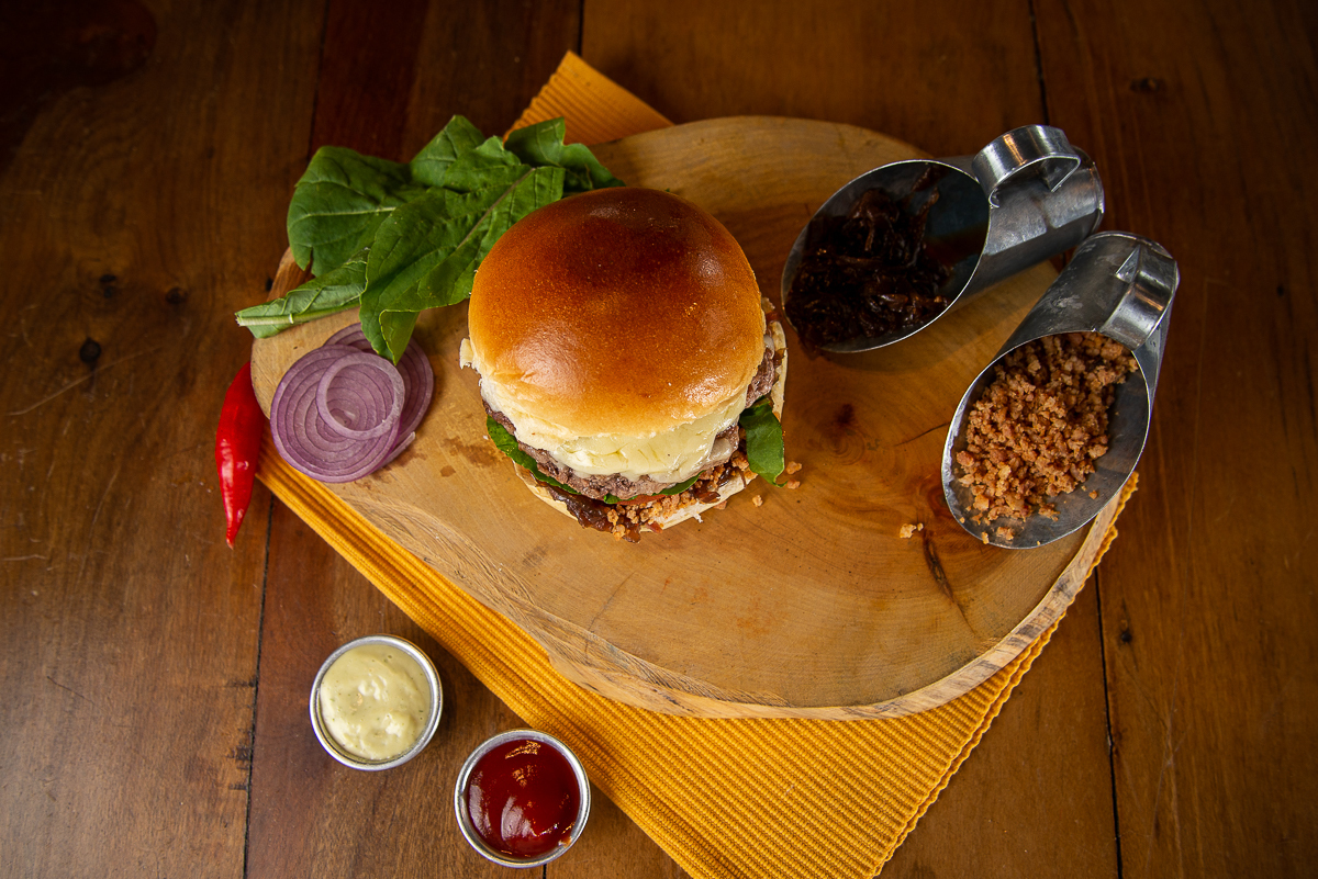 chimbica-burguer-barbacena-lanchonete-movel-melhor-hamburguer-artesanal-barbacena-burguer-picanha-rucula-fotografia-de-hamburguer-artesanal-fotografa-de-alimentos-mkt-marketing-de-alimentos-marketing-digital-foto-hamburguer-foto-de-comida-isabela-lobato