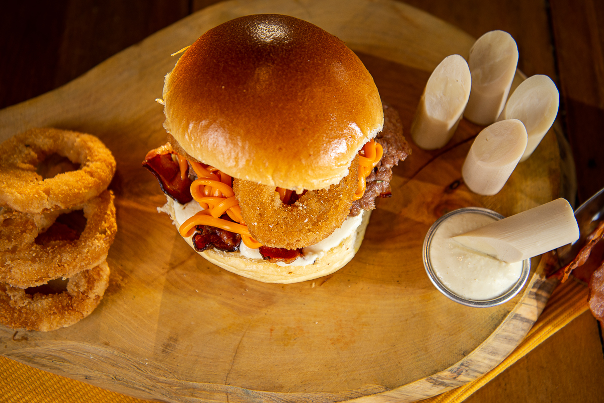 chimbica-burguer-barbacena-lanchonete-movel-melhor-hamburguer-artesanal-barbacena-burguer-picanha-rucula-fotografia-de-hamburguer-artesanal-fotografa-de-alimentos-mkt-marketing-de-alimentos-marketing-digital-foto-hamburguer-foto-de-comida-isabela-lobato