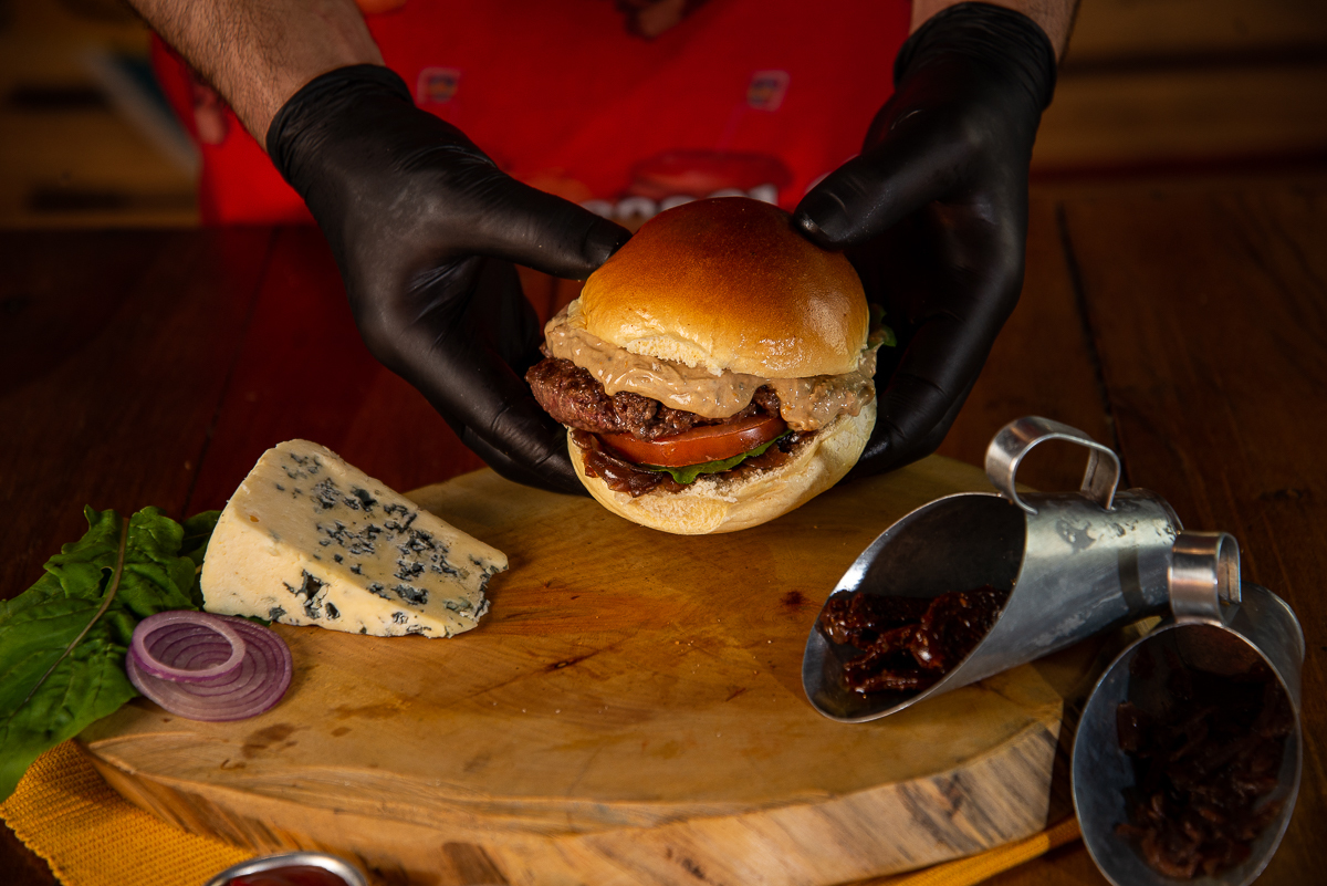chimbica-burguer-barbacena-lanchonete-movel-melhor-hamburguer-artesanal-barbacena-burguer-picanha-rucula-fotografia-de-hamburguer-artesanal-fotografa-de-alimentos-mkt-marketing-de-alimentos-marketing-digital-foto-hamburguer-foto-de-comida-isabela-lobato