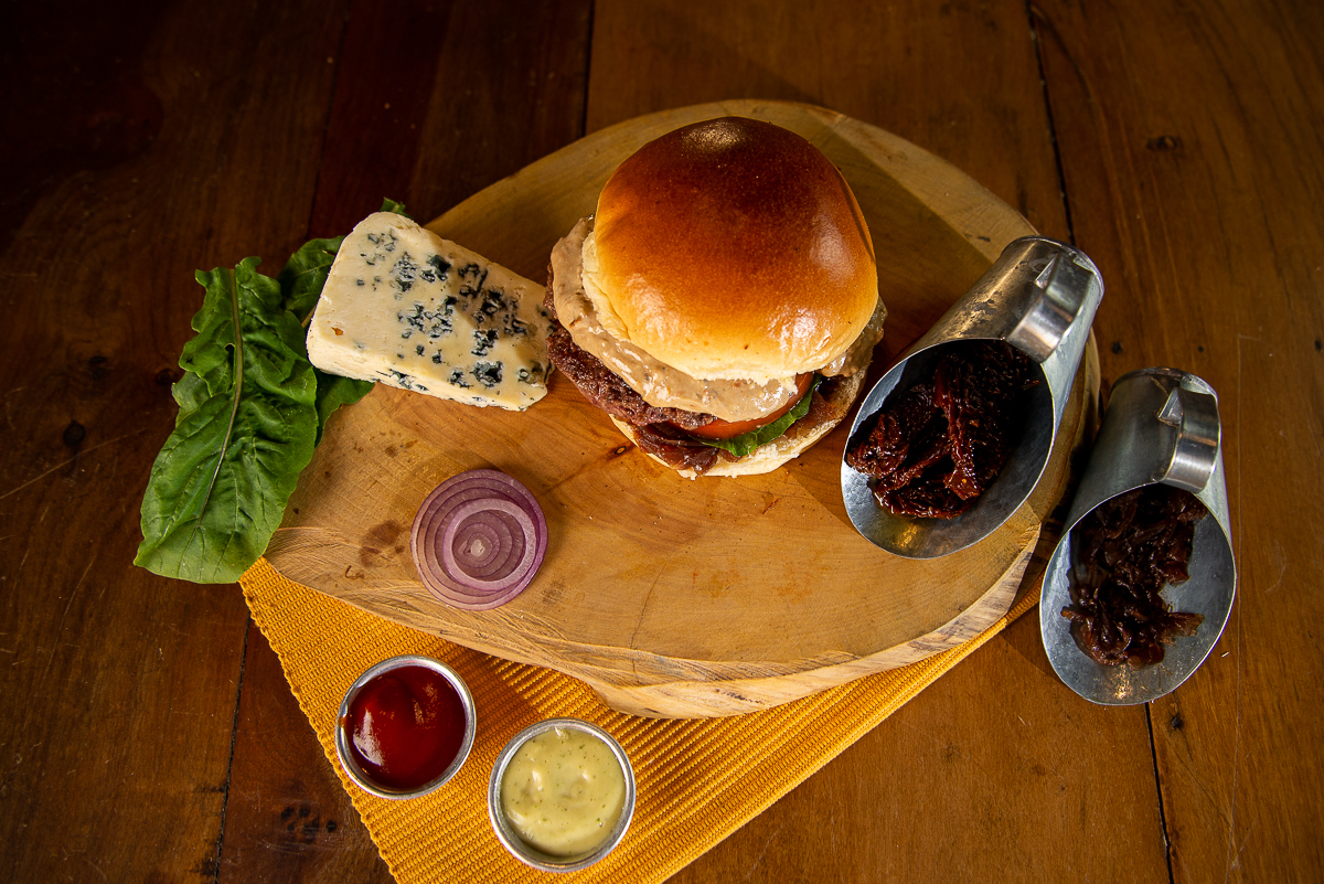 chimbica-burguer-barbacena-lanchonete-movel-melhor-hamburguer-artesanal-barbacena-burguer-picanha-rucula-fotografia-de-hamburguer-artesanal-fotografa-de-alimentos-mkt-marketing-de-alimentos-marketing-digital-foto-hamburguer-foto-de-comida-isabela-lobato