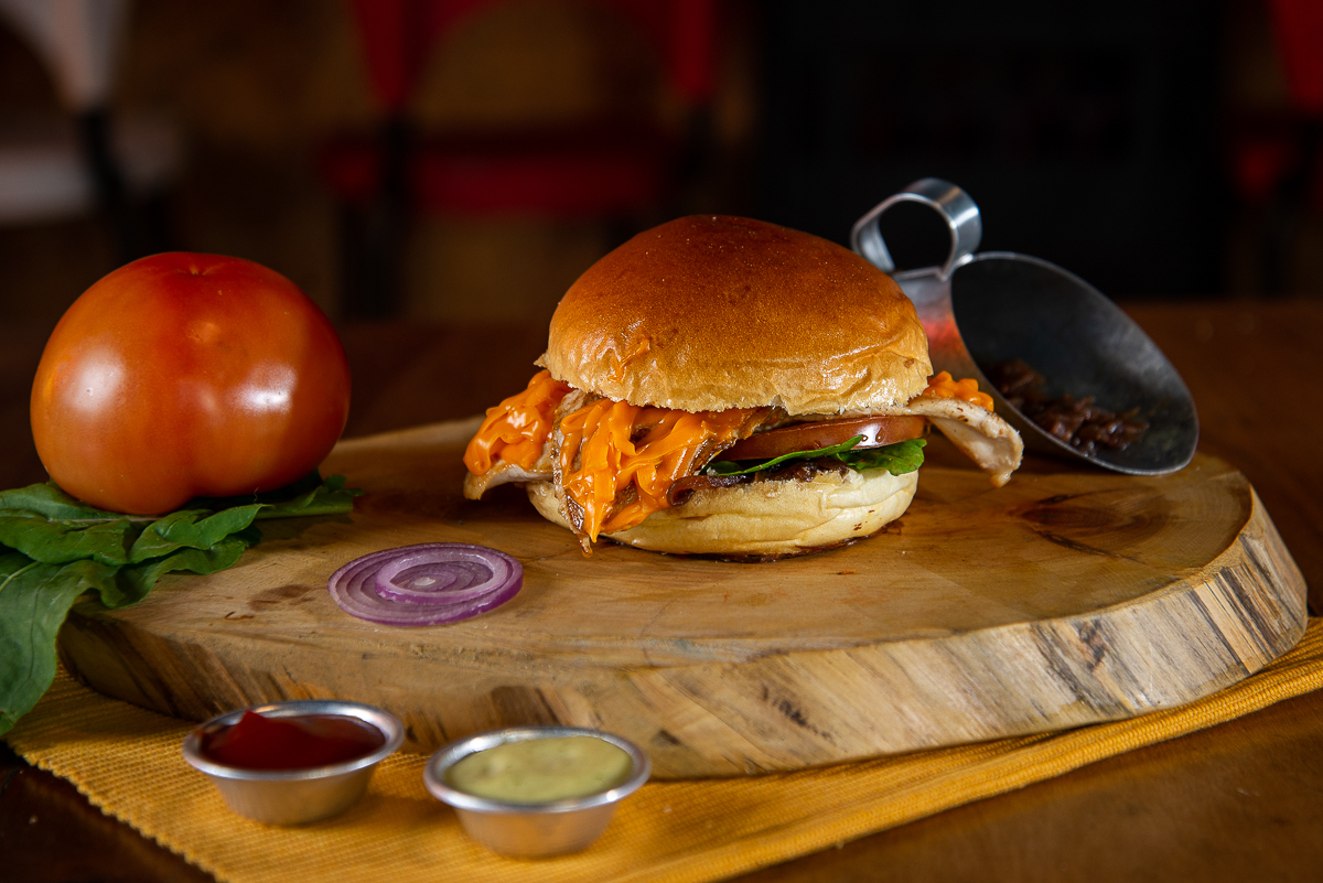 chimbica-burguer-barbacena-lanchonete-movel-melhor-hamburguer-artesanal-barbacena-burguer-picanha-rucula-fotografia-de-hamburguer-artesanal-fotografa-de-alimentos-mkt-marketing-de-alimentos-marketing-digital-foto-hamburguer-foto-de-comida-isabela-lobato