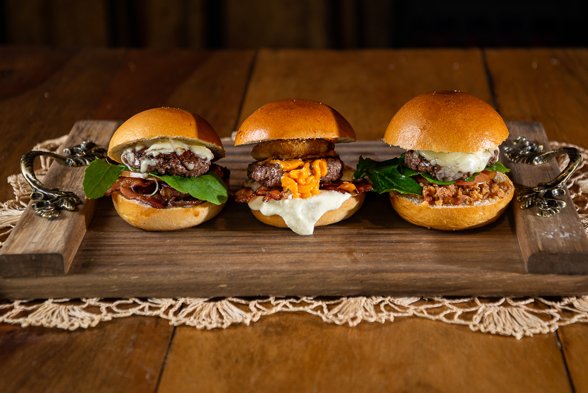 chimbica-burguer-barbacena-lanchonete-movel-melhor-hamburguer-artesanal-barbacena-burguer-picanha-rucula-fotografia-de-hamburguer-artesanal-fotografa-de-alimentos-mkt-marketing-de-alimentos-marketing-digital-foto-hamburguer-foto-de-comida-isabela-lobato