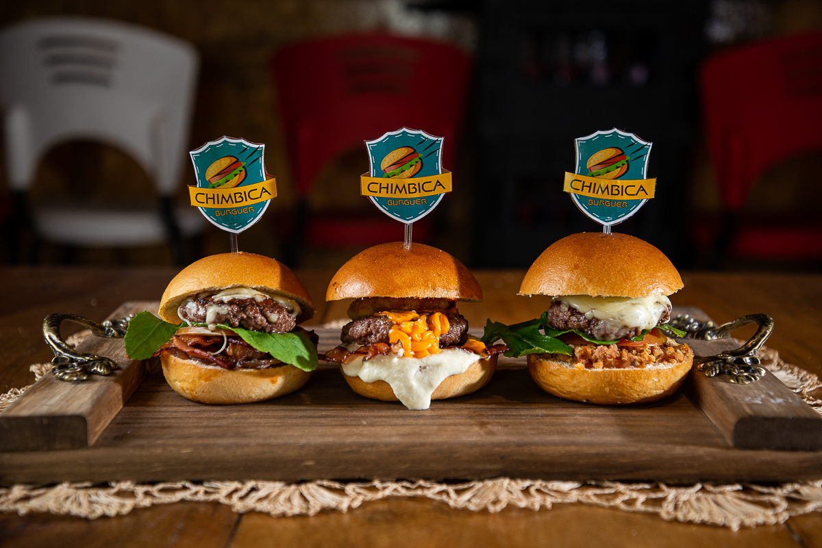 chimbica-burguer-barbacena-lanchonete-movel-melhor-hamburguer-artesanal-barbacena-burguer-picanha-rucula-fotografia-de-hamburguer-artesanal-fotografa-de-alimentos-mkt-marketing-de-alimentos-marketing-digital-foto-hamburguer-foto-de-comida-isabela-lobato