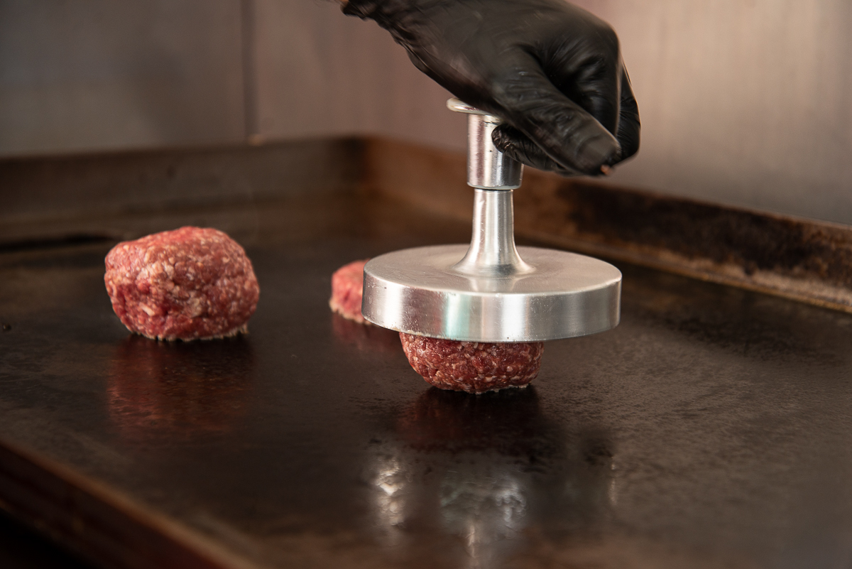 chimbica-burguer-barbacena-lanchonete-movel-melhor-hamburguer-artesanal-barbacena-burguer-picanha-rucula-fotografia-de-hamburguer-artesanal-fotografa-de-alimentos-mkt-marketing-de-alimentos-marketing-digital-foto-hamburguer-foto-de-comida-isabela-lobato