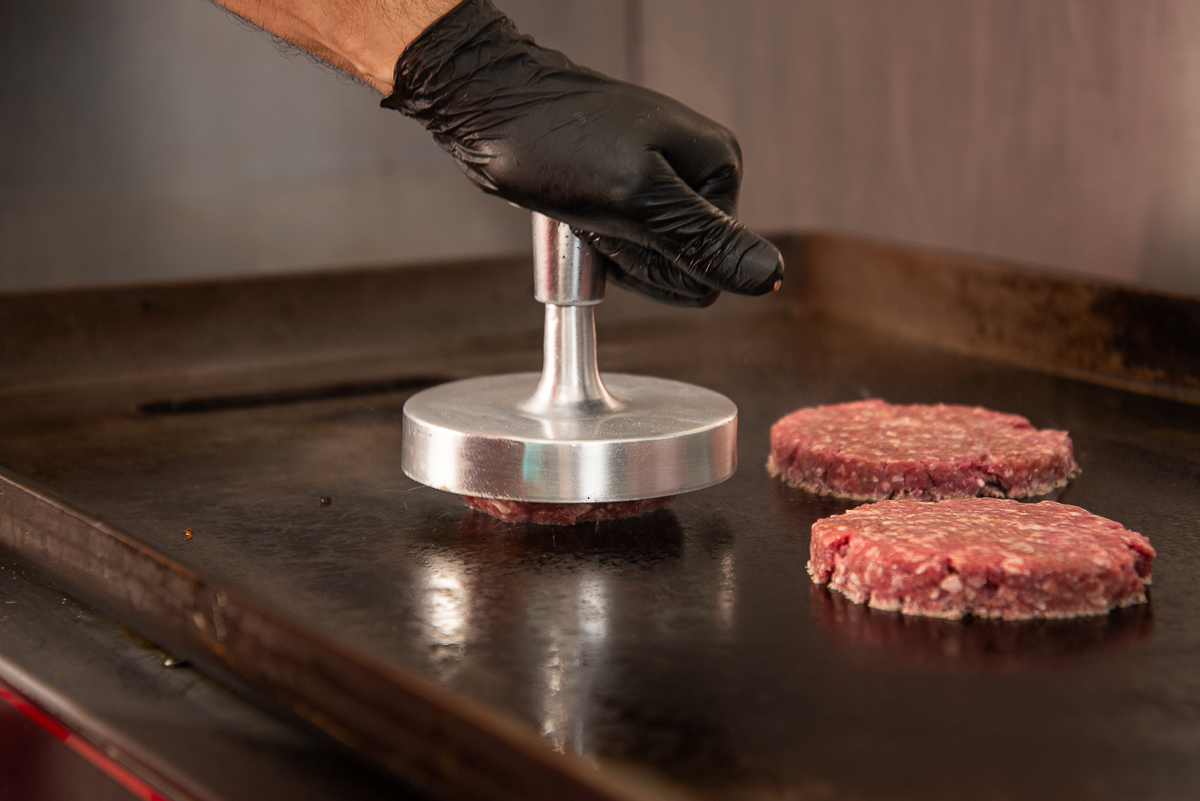 chimbica-burguer-barbacena-lanchonete-movel-melhor-hamburguer-artesanal-barbacena-burguer-picanha-rucula-fotografia-de-hamburguer-artesanal-fotografa-de-alimentos-mkt-marketing-de-alimentos-marketing-digital-foto-hamburguer-foto-de-comida-isabela-lobato