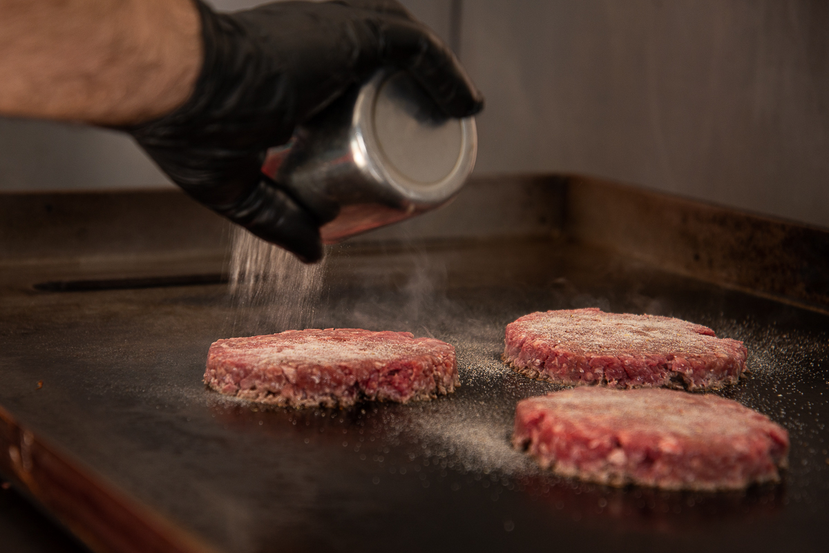 chimbica-burguer-barbacena-lanchonete-movel-melhor-hamburguer-artesanal-barbacena-burguer-picanha-rucula-fotografia-de-hamburguer-artesanal-fotografa-de-alimentos-mkt-marketing-de-alimentos-marketing-digital-foto-hamburguer-foto-de-comida-isabela-lobato