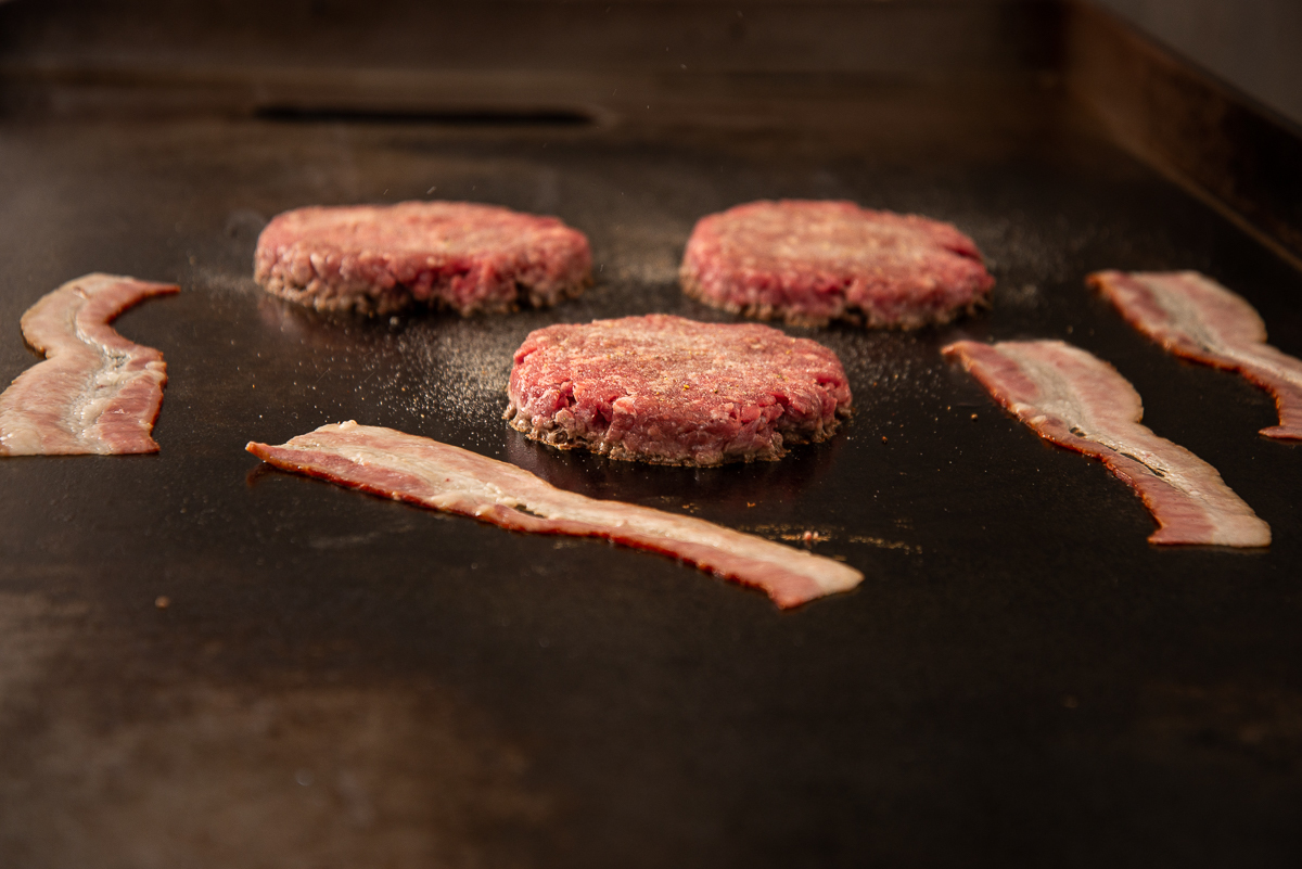 chimbica-burguer-barbacena-lanchonete-movel-melhor-hamburguer-artesanal-barbacena-burguer-picanha-rucula-fotografia-de-hamburguer-artesanal-fotografa-de-alimentos-mkt-marketing-de-alimentos-marketing-digital-foto-hamburguer-foto-de-comida-isabela-lobato