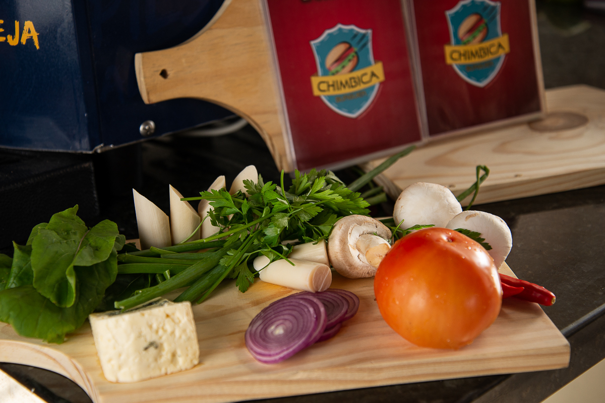 chimbica-burguer-barbacena-lanchonete-movel-melhor-hamburguer-artesanal-barbacena-burguer-picanha-rucula-fotografia-de-hamburguer-artesanal-fotografa-de-alimentos-mkt-marketing-de-alimentos-marketing-digital-foto-hamburguer-foto-de-comida-isabela-lobato