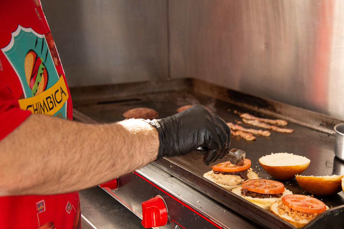 chimbica-burguer-barbacena-lanchonete-movel-melhor-hamburguer-artesanal-barbacena-burguer-picanha-rucula-fotografia-de-hamburguer-artesanal-fotografa-de-alimentos-mkt-marketing-de-alimentos-marketing-digital-foto-hamburguer-foto-de-comida-isabela-lobato