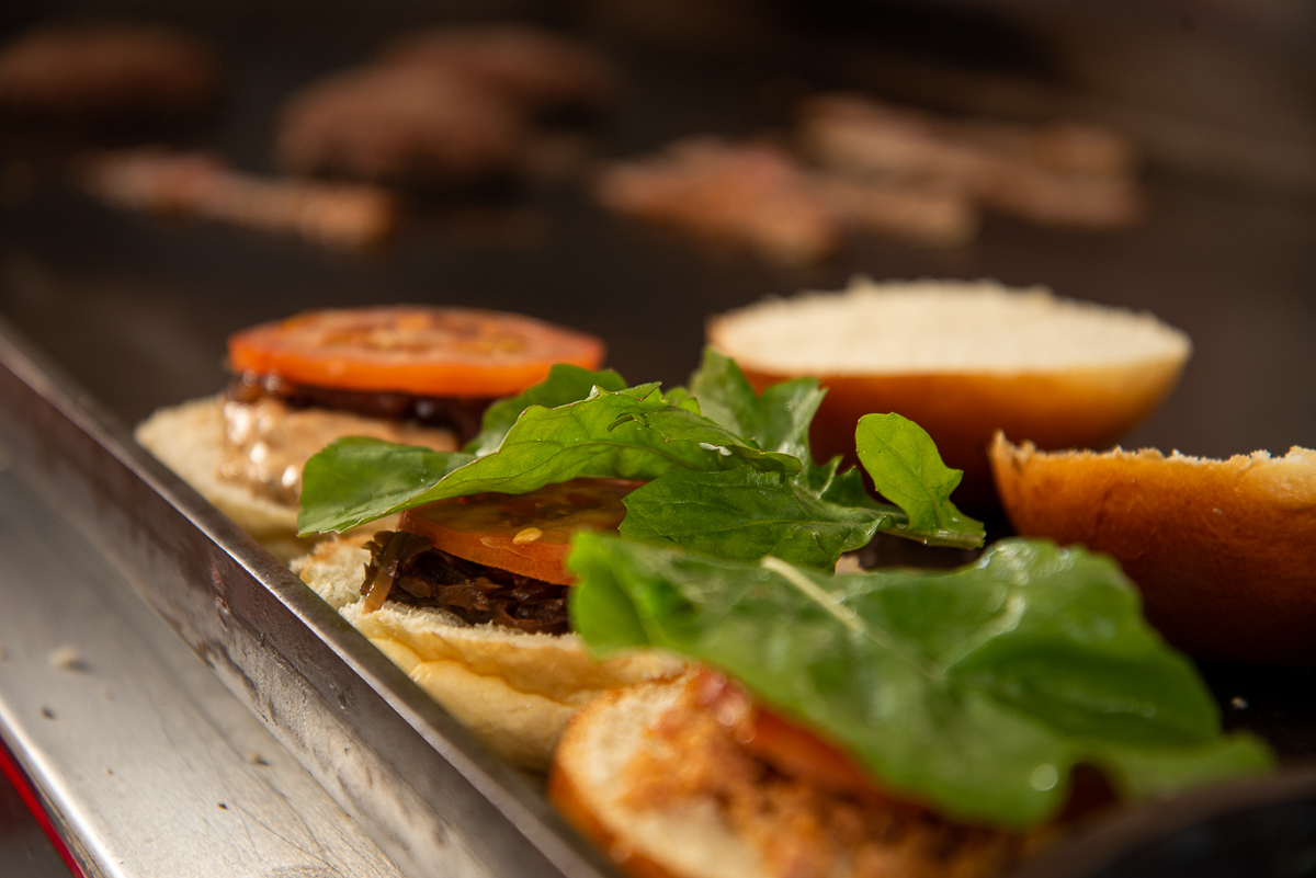 chimbica-burguer-barbacena-lanchonete-movel-melhor-hamburguer-artesanal-barbacena-burguer-picanha-rucula-fotografia-de-hamburguer-artesanal-fotografa-de-alimentos-mkt-marketing-de-alimentos-marketing-digital-foto-hamburguer-foto-de-comida-isabela-lobato