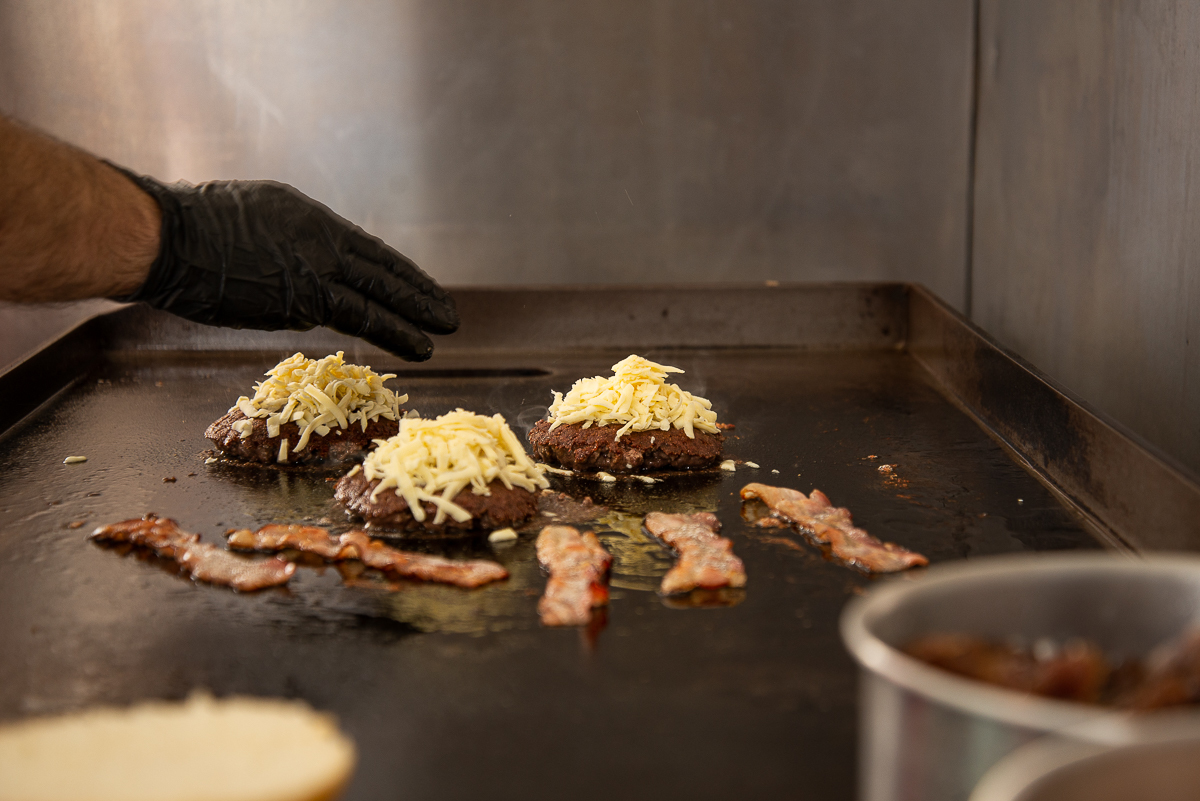 chimbica-burguer-barbacena-lanchonete-movel-melhor-hamburguer-artesanal-barbacena-burguer-picanha-rucula-fotografia-de-hamburguer-artesanal-fotografa-de-alimentos-mkt-marketing-de-alimentos-marketing-digital-foto-hamburguer-foto-de-comida-isabela-lobato