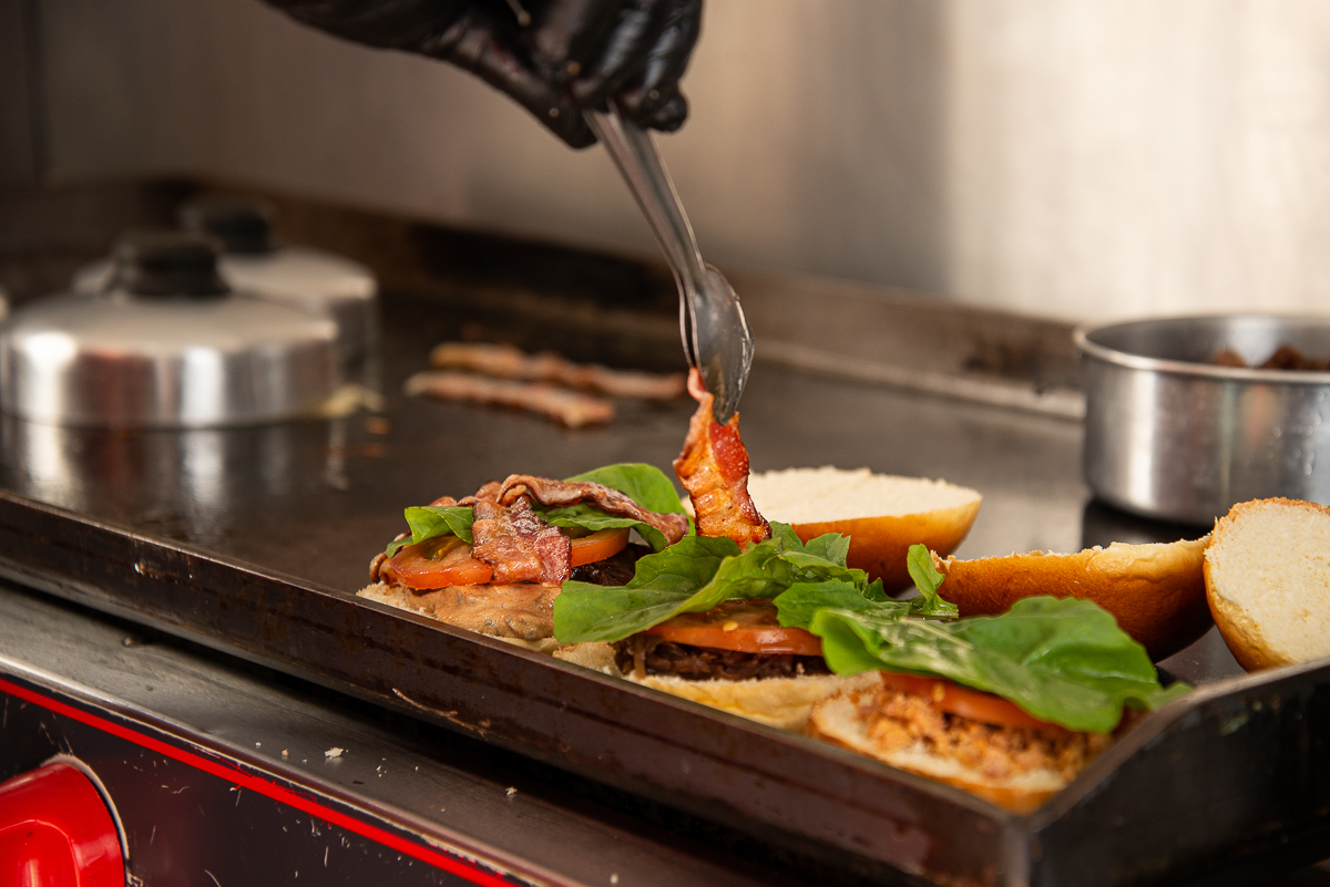 chimbica-burguer-barbacena-lanchonete-movel-melhor-hamburguer-artesanal-barbacena-burguer-picanha-rucula-fotografia-de-hamburguer-artesanal-fotografa-de-alimentos-mkt-marketing-de-alimentos-marketing-digital-foto-hamburguer-foto-de-comida-isabela-lobato