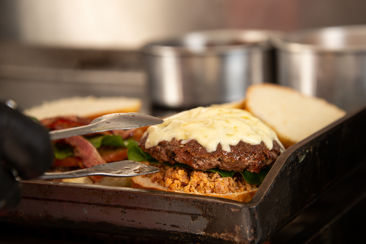 chimbica-burguer-barbacena-lanchonete-movel-melhor-hamburguer-artesanal-barbacena-burguer-picanha-rucula-fotografia-de-hamburguer-artesanal-fotografa-de-alimentos-mkt-marketing-de-alimentos-marketing-digital-foto-hamburguer-foto-de-comida-isabela-lobato