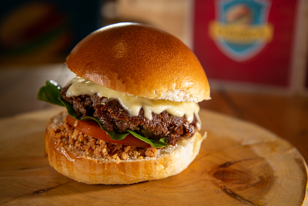chimbica-burguer-barbacena-lanchonete-movel-melhor-hamburguer-artesanal-barbacena-burguer-picanha-rucula-fotografia-de-hamburguer-artesanal-fotografa-de-alimentos-mkt-marketing-de-alimentos-marketing-digital-foto-hamburguer-foto-de-comida-isabela-lobato
