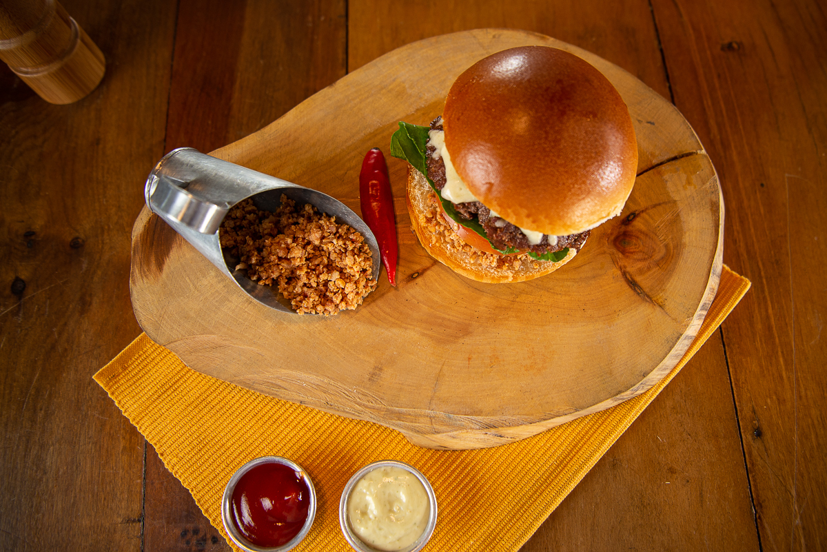 chimbica-burguer-barbacena-lanchonete-movel-melhor-hamburguer-artesanal-barbacena-burguer-picanha-rucula-fotografia-de-hamburguer-artesanal-fotografa-de-alimentos-mkt-marketing-de-alimentos-marketing-digital-foto-hamburguer-foto-de-comida-isabela-lobato