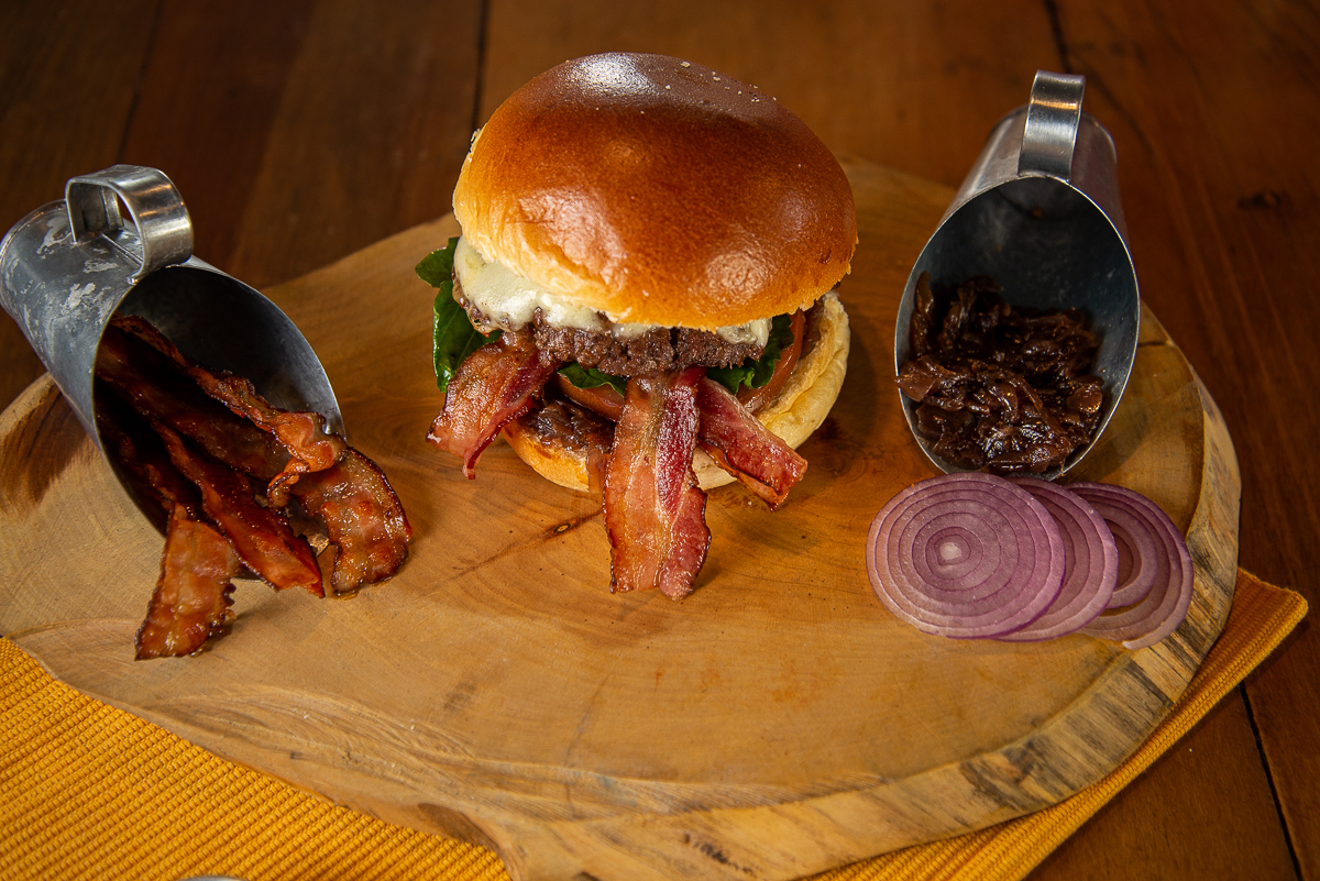 chimbica-burguer-barbacena-lanchonete-movel-melhor-hamburguer-artesanal-barbacena-burguer-picanha-rucula-fotografia-de-hamburguer-artesanal-fotografa-de-alimentos-mkt-marketing-de-alimentos-marketing-digital-foto-hamburguer-foto-de-comida-isabela-lobato