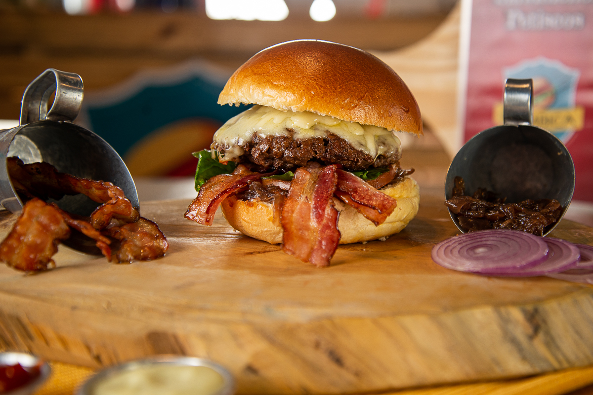 chimbica-burguer-barbacena-lanchonete-movel-melhor-hamburguer-artesanal-barbacena-burguer-picanha-rucula-fotografia-de-hamburguer-artesanal-fotografa-de-alimentos-mkt-marketing-de-alimentos-marketing-digital-foto-hamburguer-foto-de-comida-isabela-lobato