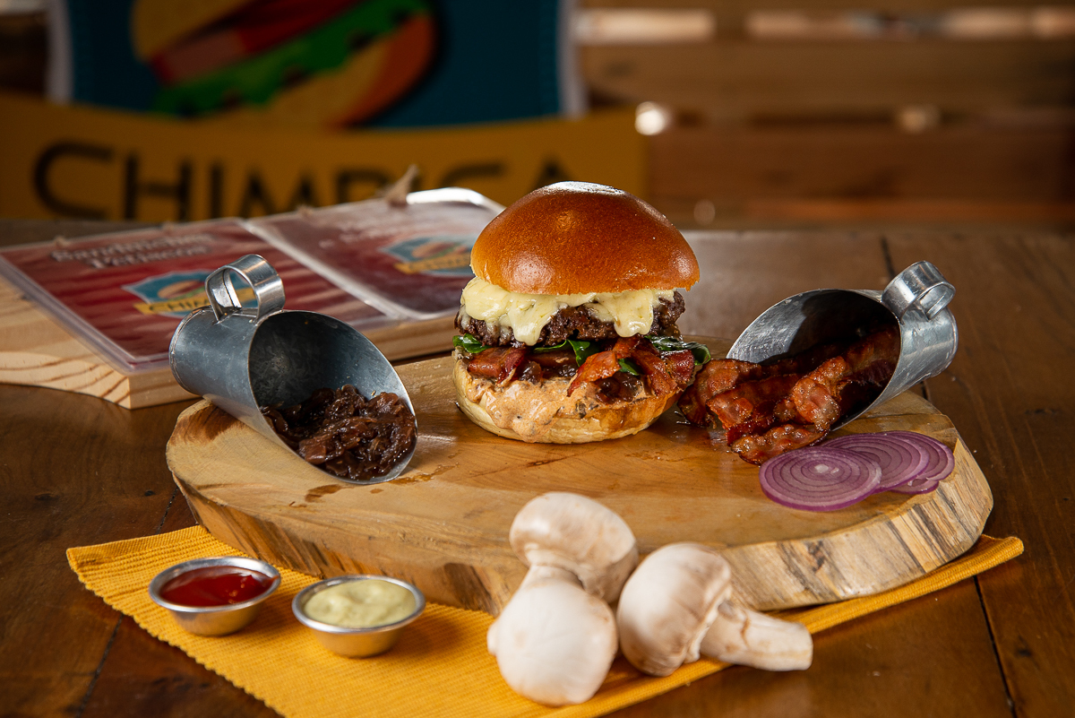 chimbica-burguer-barbacena-lanchonete-movel-melhor-hamburguer-artesanal-barbacena-burguer-picanha-rucula-fotografia-de-hamburguer-artesanal-fotografa-de-alimentos-mkt-marketing-de-alimentos-marketing-digital-foto-hamburguer-foto-de-comida-isabela-lobato
