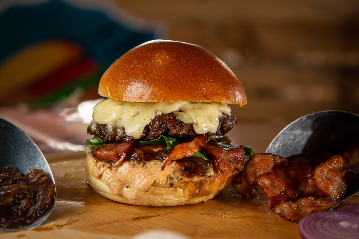 chimbica-burguer-barbacena-lanchonete-movel-melhor-hamburguer-artesanal-barbacena-burguer-picanha-rucula-fotografia-de-hamburguer-artesanal-fotografa-de-alimentos-mkt-marketing-de-alimentos-marketing-digital-foto-hamburguer-foto-de-comida-isabela-lobato