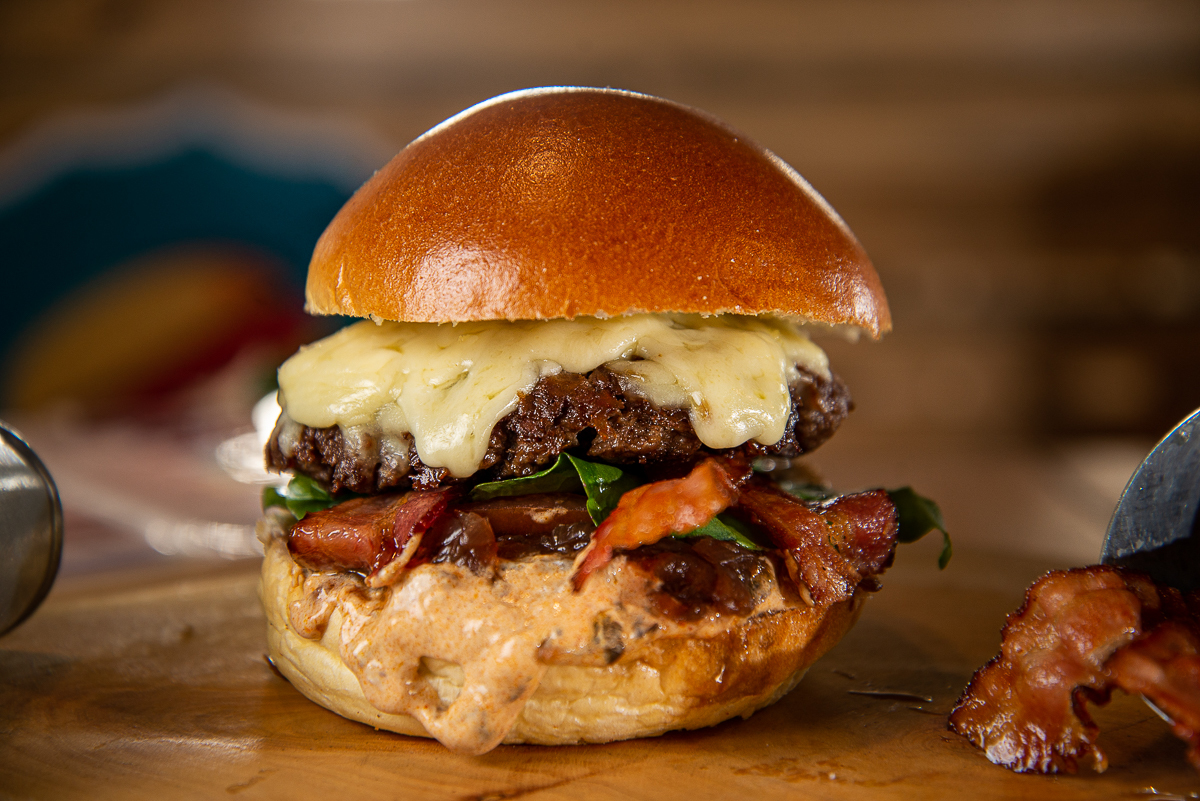 chimbica-burguer-barbacena-lanchonete-movel-melhor-hamburguer-artesanal-barbacena-burguer-picanha-rucula-fotografia-de-hamburguer-artesanal-fotografa-de-alimentos-mkt-marketing-de-alimentos-marketing-digital-foto-hamburguer-foto-de-comida-isabela-lobato