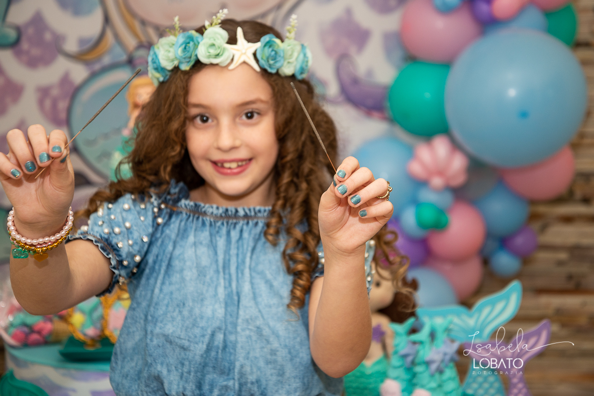 fique-em-casa-comemore-em-casa-festa-em-casa-festa-sereia-decoracao-sereia-fundo-do-mar-estrela-do-mar-festa-infantil-menina-fotografa-de-crianca-em-barbacena-isabela-lobato-fotografa-melhor-fotografa-de-barbacena-estudio-fotografico-em-barbacena-isabela