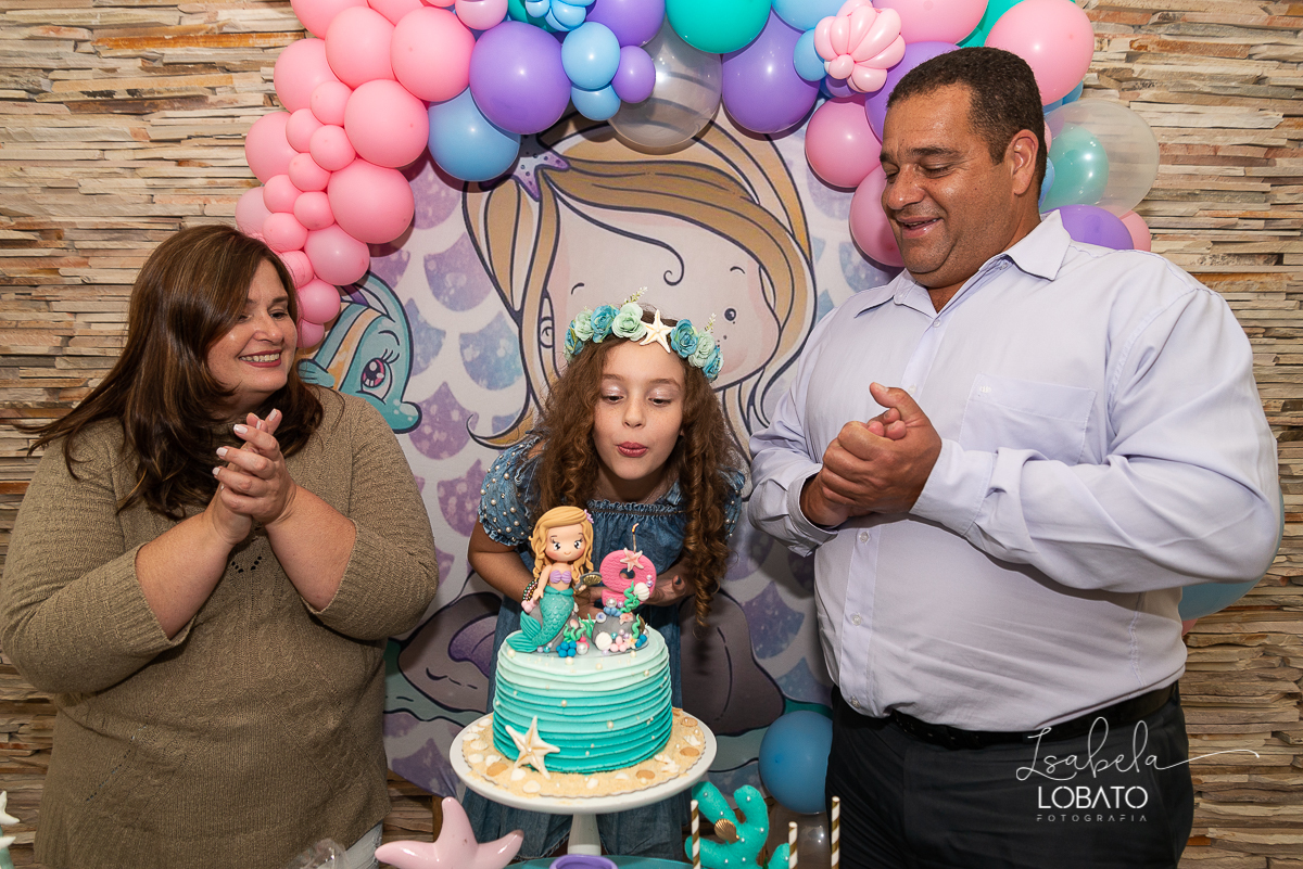 fique-em-casa-comemore-em-casa-festa-em-casa-festa-sereia-decoracao-sereia-fundo-do-mar-estrela-do-mar-festa-infantil-menina-fotografa-de-crianca-em-barbacena-isabela-lobato-fotografa-melhor-fotografa-de-barbacena-estudio-fotografico-em-barbacena-isabela