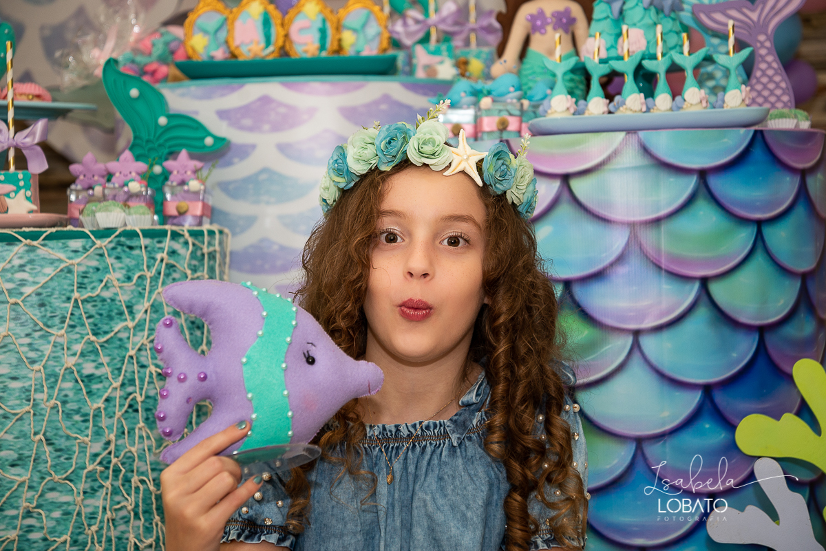 fique-em-casa-comemore-em-casa-festa-em-casa-festa-sereia-decoracao-sereia-fundo-do-mar-estrela-do-mar-festa-infantil-menina-fotografa-de-crianca-em-barbacena-isabela-lobato-fotografa-melhor-fotografa-de-barbacena-estudio-fotografico-em-barbacena-isabela