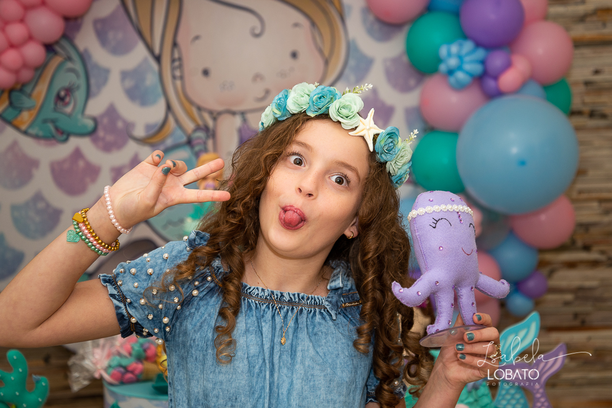 fique-em-casa-comemore-em-casa-festa-em-casa-festa-sereia-decoracao-sereia-fundo-do-mar-estrela-do-mar-festa-infantil-menina-fotografa-de-crianca-em-barbacena-isabela-lobato-fotografa-melhor-fotografa-de-barbacena-estudio-fotografico-em-barbacena-isabela