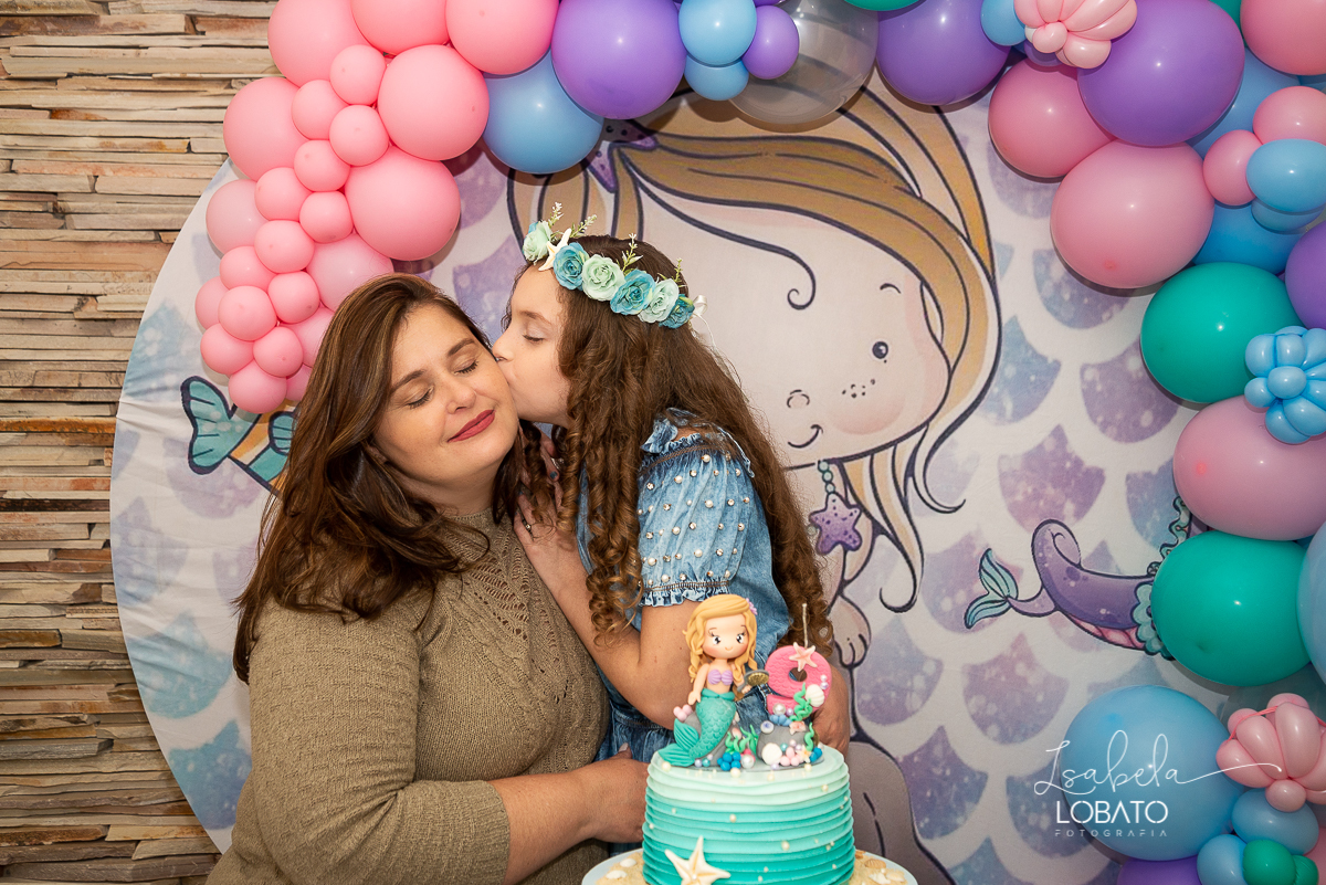 fique-em-casa-comemore-em-casa-festa-em-casa-festa-sereia-decoracao-sereia-fundo-do-mar-estrela-do-mar-festa-infantil-menina-fotografa-de-crianca-em-barbacena-isabela-lobato-fotografa-melhor-fotografa-de-barbacena-estudio-fotografico-em-barbacena-isabela