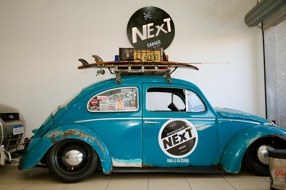 next-garage-venda-de-veiculos-usados-e-seminovos-em-barbacena-loja-de-carros-em-barbacena-empreendedor-publicidade-redes-sociais-mkt-digital-foto-publicidade-midias-sociais-fotografa-de-publicidade-em-barbacena-isabela-lobato-fotografia-fusca-azul-carros