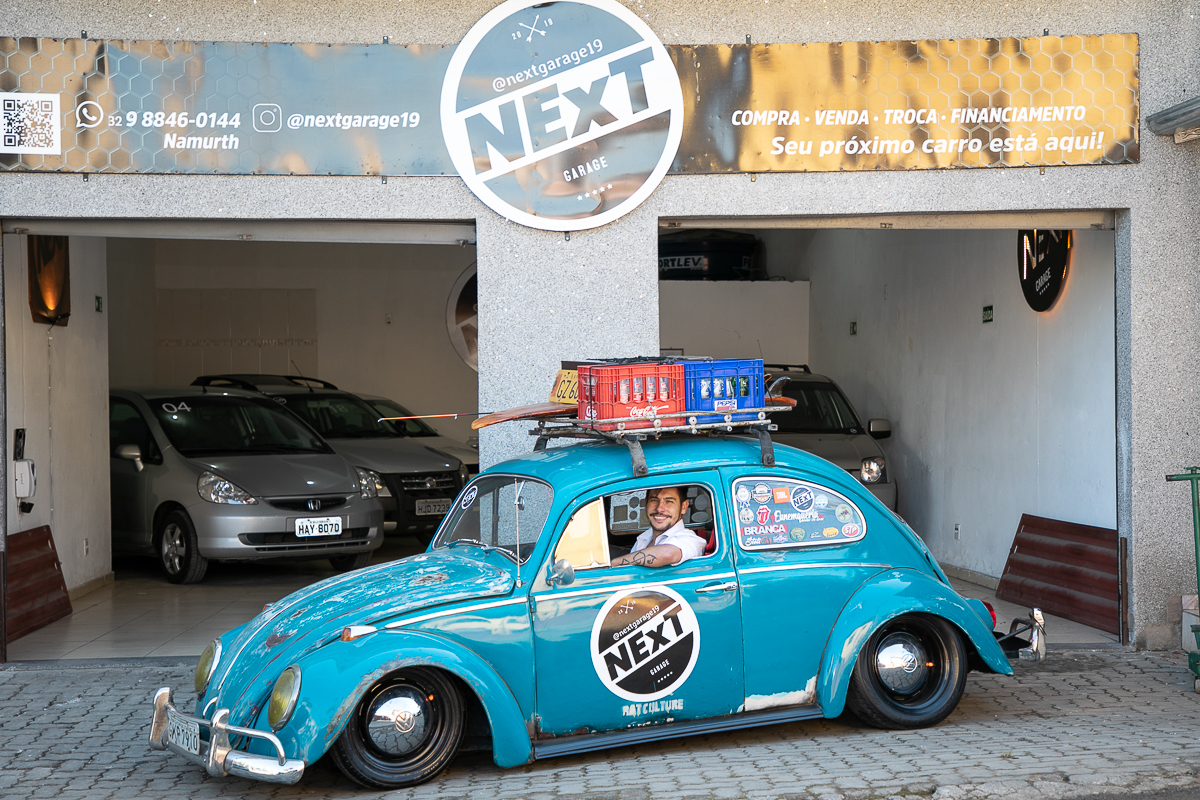 next-garage-venda-de-veiculos-usados-e-seminovos-em-barbacena-loja-de-carros-em-barbacena-empreendedor-publicidade-redes-sociais-mkt-digital-foto-publicidade-midias-sociais-fotografa-de-publicidade-em-barbacena-isabela-lobato-fotografia-fusca-azul-carros