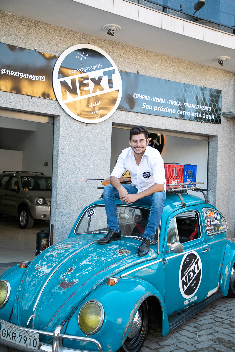 next-garage-venda-de-veiculos-usados-e-seminovos-em-barbacena-loja-de-carros-em-barbacena-empreendedor-publicidade-redes-sociais-mkt-digital-foto-publicidade-midias-sociais-fotografa-de-publicidade-em-barbacena-isabela-lobato-fotografia-fusca-azul-carros