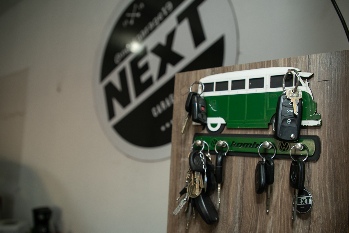 next-garage-venda-de-veiculos-usados-e-seminovos-em-barbacena-loja-de-carros-em-barbacena-empreendedor-publicidade-redes-sociais-mkt-digital-foto-publicidade-midias-sociais-fotografa-de-publicidade-em-barbacena-isabela-lobato-fotografia-fusca-azul-carros